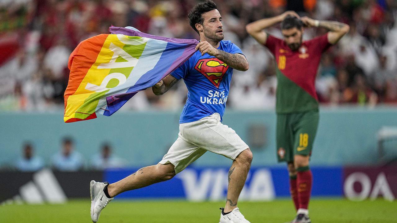 Torcedor entrou em campo com bandeira LGBTIQ+ durante a partida entre Portugal e Uruguai